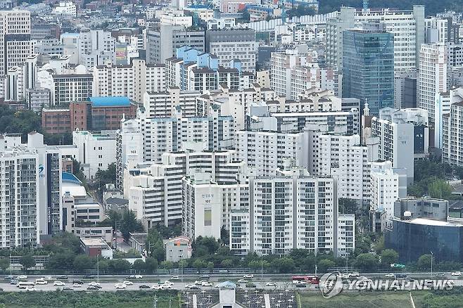 서울 아파트 74%, '주담대 6억' 규제에 매출 타격 전망 (서울=연합뉴스) 서대연 기자 = 정부가 6억원 이상 주택담보대출을 금지하는 초고강도 대출 규제를 시행하며 서울 아파트의 74%, 18개 구의 대출 감소 타격이 있을 것으로 보이는 가운데 29일 서울 시내 아파트 단지의 모습.
    이날 부동산R114의 수도권 아파트 평균 시세를 토대로 분석한 결과, 주택담보대출의 여신한도가 6억원으로 제한되면서 서울 전체 25개 구 가운데 18개 구의 대출액이 종전보다 줄어들 것으로 예상됐다. 가구 수로는 서울 시내 임대아파트를 제외한 전체 재고아파트 약 171만7천384가구의 74%에 해당하는 총 127만6천257가구(임대아파트 제외)가 타격을 받는다. 2025.6.29 dwise@yna.co.kr