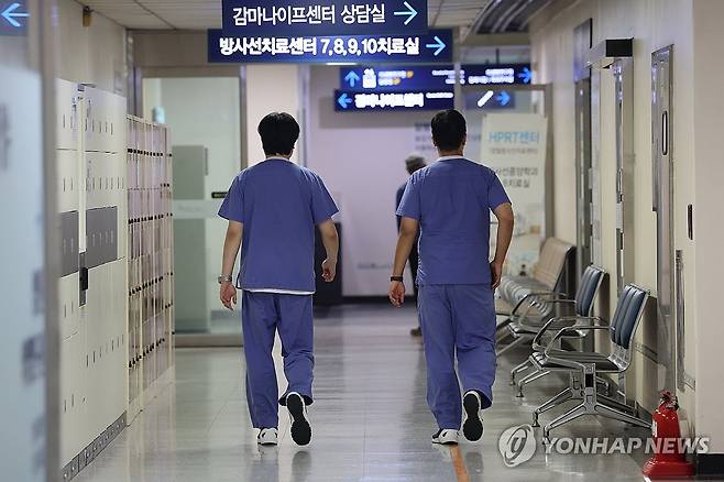 의정갈등 접점 찾을까 (서울=연합뉴스) 임화영 기자 = 29일 서울 시내의 한 대학병원에서 이동하는 의료진. 2025.6.29 hwayoung7@yna.co.kr