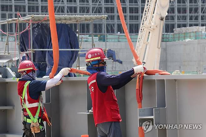 폭염 속 건설현장 (울산=연합뉴스) 장지현 기자 = 폭염특보 일주일째인 3일 울산 울주군 온산읍 에쓰오일 샤힌프로젝트 건설 현장에서 근로자들이 작업하고 있다. 이날 울산에는 폭염 영향예보 '경고' 단계가 발령됐다. 2025.7.3 jjang23@yna.co.kr