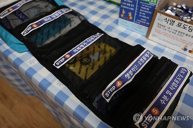 건설현장에 비치된 폭염키트 (울산=연합뉴스) 장지현 기자 = 폭염특보 일주일째인 3일 울산 울주군 온산읍 에쓰오일 샤힌프로젝트 건설 현장 내 카페형 휴게공간에 폭염 키트가 비치돼 있다. 이날 울산 전역에는 폭염경보와 폭염 영향예보 '경고' 단계가 발령됐다. 2025.7.3 jjang23@yna.co.kr