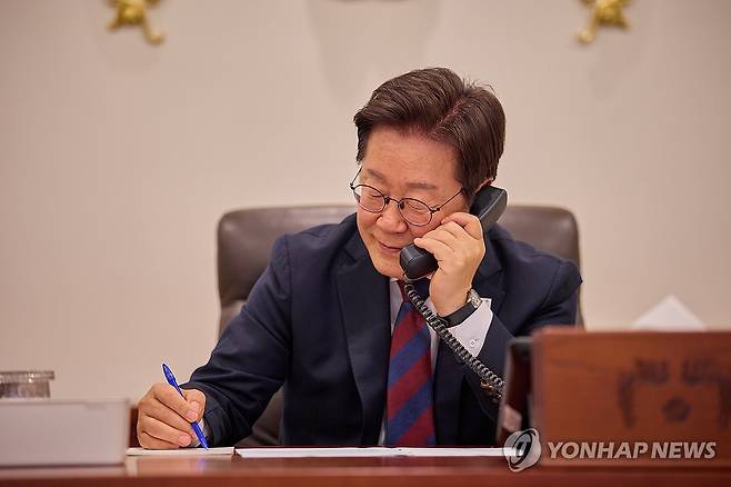 이재명 대통령, 나토 사무총장과 전화 통화 (서울=연합뉴스) 이재명 대통령이 3일 서울 용산 대통령실 청사에서 마르크 뤼터 북대서양조약기구(NATO·나토) 사무총장과 전화 통화를 하고 있다. 2025.7.3 [대통령실 제공. 재판매 및 DB 금지] photo@yna.co.kr