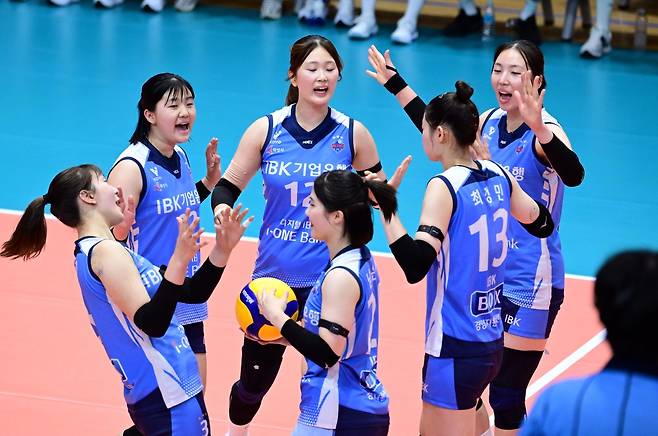 득점 후 기뻐하는 IBK기업은행 선수들 [한국배구연맹 제공. 재판매 및 DB 금지]