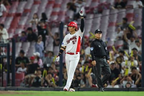 KIA 고종욱의 결승타 (서울=연합뉴스) KIA 고종욱이 3일 광주 기아챔피언스필드에서 열린 프로야구 SSG와 홈 경기, 7회말에 결승타를 친 뒤 세리머니를 하고 있다. [KIA 타이거즈 제공. 재판매 및 DB금지]