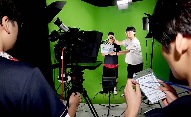 ▲ 4일 인천일보 스튜디오에서 열린 '청소년이 직접 만드는 TV방송 2025 꿈드림 프로젝트'에 참석한 학익고등학교 학생들이 직접 뉴스를 제작하고 있다. /이호윤 기자 256@incheonilbo.com