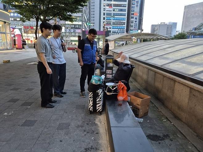 의정부시가 의정부시희망회복종합지원센터, 의정부경찰서와 함께 '하절기 노숙인 보호 민관 합동 현장순찰'을 실시했다. 사진=의정부시청