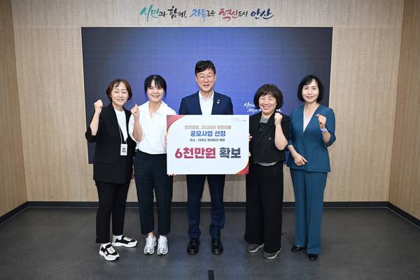 이민근 안산시장(가운데)이 인천국제공항공사에서 시행하는 '소음대책지역 주민지원 공모사업'에 선정된 후 관련 공무원들과 기념 촬영을 하고 있다. [사진=안산시]&nbsp;