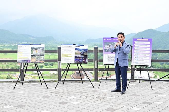 백영현 포천시장이 한탄강 사업에 대해 현장설명을 하고 있다.