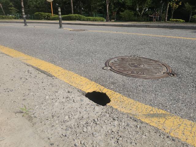 4일 오전 충주시 호암수청4길 도로에 땅꺼짐이 발생해 구멍이 뚫린 모습이다.사진=김의상 기자