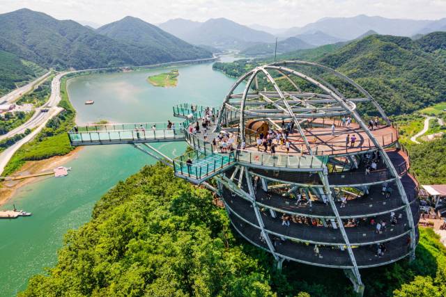 충북 단양군이 2024년 4분기 생활인구 분석 결과, 등록인구 대비 체류인구 비율에서 전국 5위, 충북 1위를 기록했다. 사진은 만천하스카이워크 관광객 모습. 단양군 제공