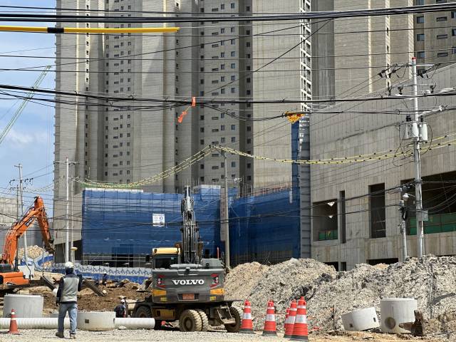 전국 대부분 지역의 최고 체감온도가 33도 이상으로 오른 3일 오후 1시경, 대전 유성구의 한 건설 현장에서 작업이 한창 진행되고 있는 모습. 사진=함성곤 기자