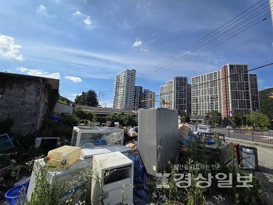 ▲ 울산 울주군 언양읍의 장기 미집행 중인 언양문화공원 일원에는 소규모 고물상들이 별다른 가림막 없이 물건을 적치해 두고 있다.