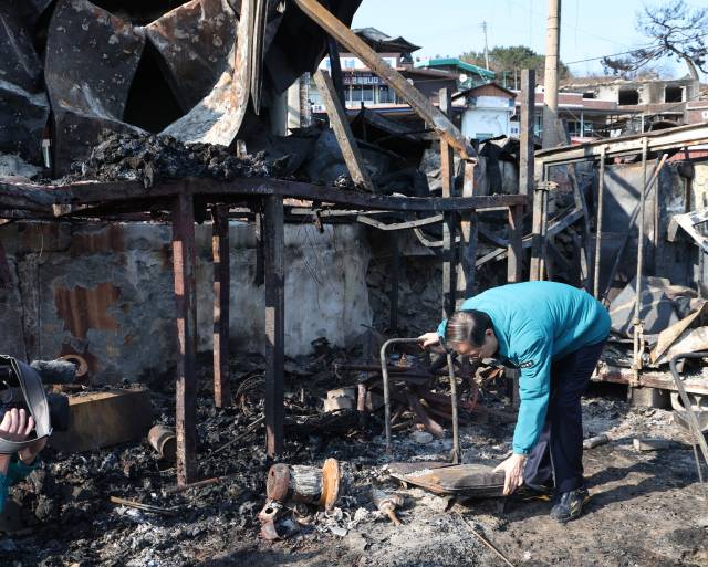 한덕수 대통령 권한대행 국무총리가 2일 경북 영덕군 노물리에서 산불피해 현장을 살펴보고 있다. 연합뉴스