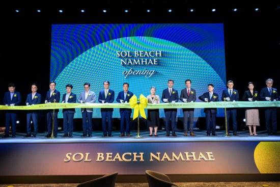 4일 쏠비치 남해 개장식에 참석한 내빈들이 오프닝 테이프 커팅을 하고 있다.
