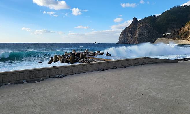 동해해경이 국민의 안전사고 예방을 위해 위험예보제 관심을 발령했다. 울릉도 구암해수욕장으로 밀려드는 파도../김두한 기자