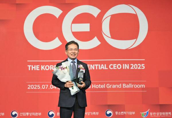 김진열 군위군수가 4일 '2025 한국의 영향력 있는 CEO' 지역혁신경영 부문에 선정돼 수상한 후 기념촬영을 하고 있다. 군위군