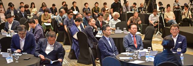오는 10월 경북 경주에서 열리는 아시아태평양경제협력체(APEC) 정상회의를 앞두고 3일 오후 안동 스탠포드호텔에서 경상북도가 주최하고 대구일보가 주관한 'APEC 성공 개최를 통한 MICE 산업 활성화'를 주제로 포럼을 열었다. 이날 포럼 참석자들이 전문가들이 제시하는 경북 MICE 산업의 현주소와 향후 도약을 위한 실천적 대안을 경청하고 있다. 김진홍 기자 solmin@idaegu.com-
