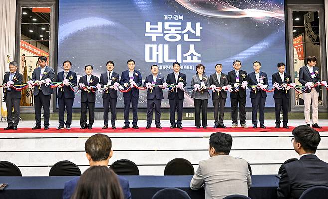 4일 대구 그랜드호텔에서 개막한 '2025 대구·경북 부동산 머니쇼'에서 내빈들이 개막 축하 테이프 커팅을 하고 있다. 이번 행사는 지역 부동산 시장 회복과 투자전략 공유를 위해 마련됐으며, 이틀간 다양한 강연과 토크쇼가 진행된다. 이현덕기자 lhd@yeongnam.com