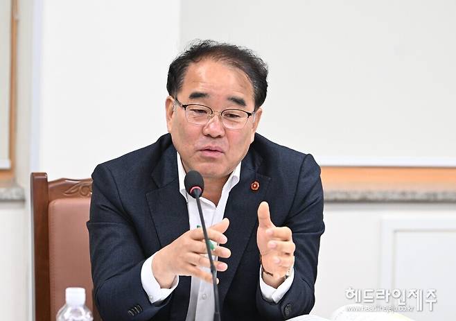 김승준 의원. 그는 "제주도의 농업이 기후변화라는 거대한 파도에 흔들리고 있다"며 농정당국의 선제적 대응을 촉구하고 있다. ⓒ헤드라인제주