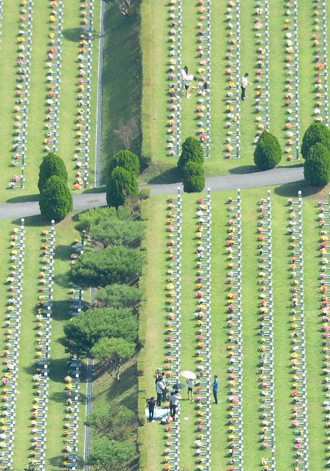 [임실=뉴시스] 김얼 기자 = 추석 연휴 마지막 날인 18일 전북 임실군 호국원을 찾은 성묘객들이 성묘를 하고 있다. (촬영협조=전북경찰청 항공대 항공대장 윤충한 경감, 김민수 경위, 박순호 경위) 2024.09.18. pmkeul@newsis.com