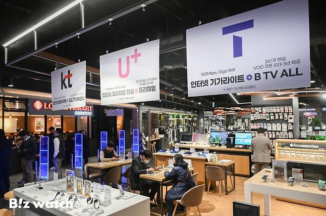 서울 시내 한 휴대폰 판매 대리점에서 가입 상담이 진행되고 있다./사진=이명근 기자 qwe123@