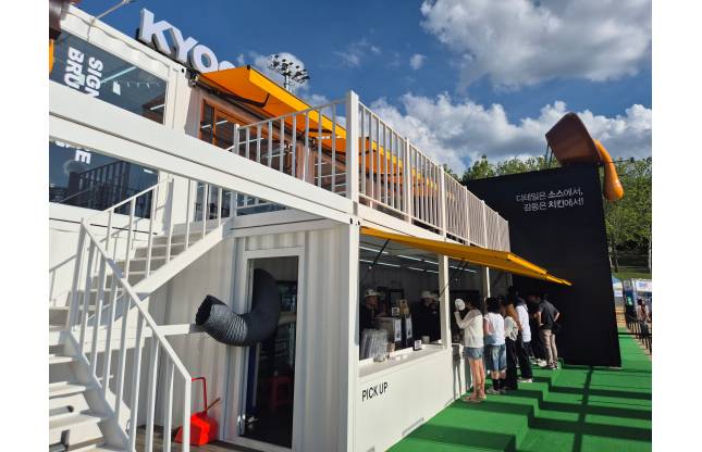 대구 치킨 페스티벌 교촌치킨 부스에서 치킨을 구매하고 있는 사람들/사진=김아름 기자 armijjang@