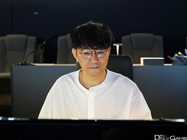 작업 중인 양승혁 감독. 팬들의 메시지가 큰 응원이 된다고 이야기했다.