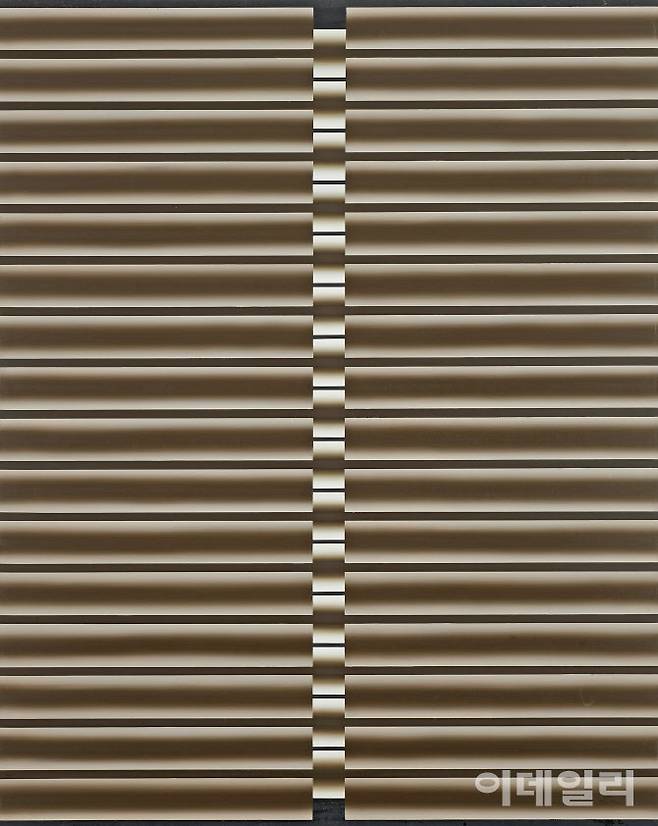 이승조의 ‘핵 No.86-29’(1986). 1980년대 초반 이후 눈에 띄게 변화한 화면을 확인케 하는 작품이다. ‘파이프’라고 불린 원통의 자리에 규칙적인 단색의 띠가 들어서며, 이전 시기의 입체적 공간 구성과 단일 색면 구성을 변증법적으로 종합해낸 조형성이 도드라진다. 이 시절의 변화에는 1983년 경기 안성에 마련한 스튜디오가 있다. 작품 크기의 확장과 더불어 작은 캔버스에서 벗어나 색띠든 원통이든 프레임 밖으로 끝 모르게 뻗어내려 했던 원대한 바람을 마침내 이뤘다. 하지만 고작 7년뿐이었다. 지난 5월 1일 국립현대미술관 서울에서 개막한 ‘MMCA 서울 상설전: 한국현대미술 하이라이트’에 걸렸다. 캔버스에 유화 물감, 226.8×181.5㎝. 국립현대미술관 소장.