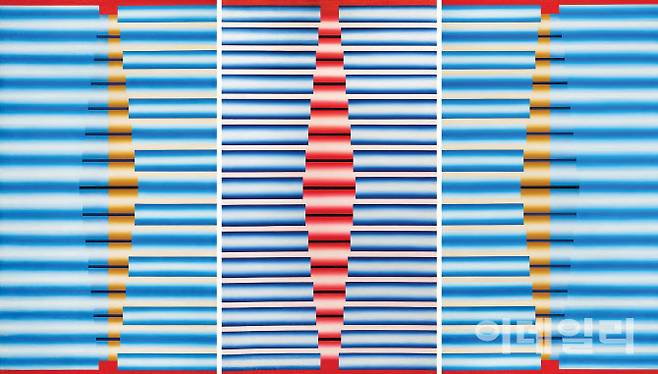 이승조의 ‘핵 G-999’(1970). 세 개의 캔버스를 연결해 한 작품으로 구성했다. 후기로 갈수록 사라져간, 적·청 등 원색을 들인 드문 작업이기도 하다. 푸른 원통의 규칙적인 반복이 꿈틀거리는 율동미를 만들고 있다. 일생동안 놓지 않은 ‘파이프’ 형상을 두고 작가는 기차여행 중 망막에 얼핏 스치는 강렬한 인상을 담아냈다고 그 처음을 설명한 적이 있다. “미묘한 감동에 휩싸여 이틀 밤을 꼬박 새우며 마음에 남은 이미지를 조작해 완성했다”고 했다. 캔버스에 유화 물감, 194×112×(2), 192×111㎝. 국립현대미술관 소장.