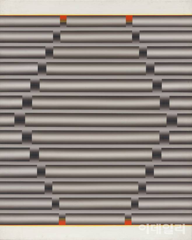 이승조의 ‘핵 G-99’(1968). ‘미술의 핵심’이란 뜻으로 쓴 연작명 ‘핵’은 작가 일생 화업을 지탱한 기둥이다. 1967년 최초의 ‘핵’을 발표하고 4개월쯤 지나 10번째 ‘핵’ 연작에 처음 나온 원통은 이내 작가의 주요 조형언어가 됐다. 당시 국내 화단의 앵포르멜로 대표되는 ‘뜨거운 추상’에 대적할 ‘차가운 추상’의 등장이었다. 지난 6월 26일 국립현대미술관 과천에서 개막한 ‘MMCA 과천 상설전: 한국근현대미술Ⅱ’에 걸렸다. 캔버스에 유화 물감, 162×130.5㎝. 국립현대미술관 소장.