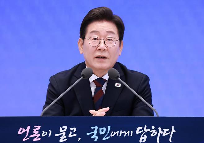 이재명 대통령이 지난 3일 청와대 영빈관에서 열린 ‘대통령의 30일, 언론이 묻고 국민에게 답하다’ 기자회견에서 취재진의 질문에 답하고 있다. (사진=연합뉴스)