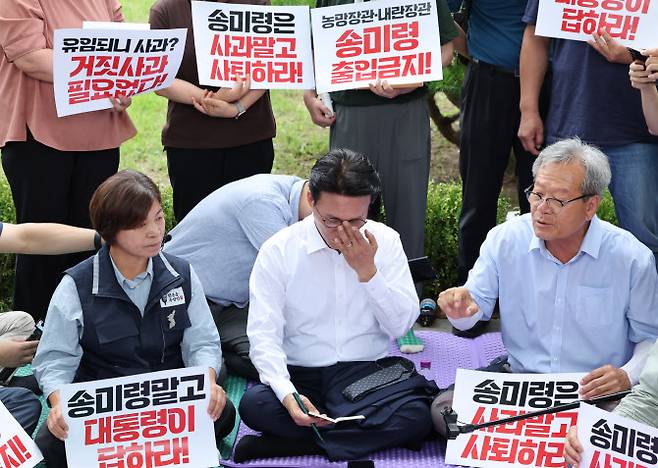 김민석 국무총리가 4일 서울 용산 대통령실 앞에서 항의 집회 중인 농민단체의 의견을 듣고 있다 (사진=연합뉴스)