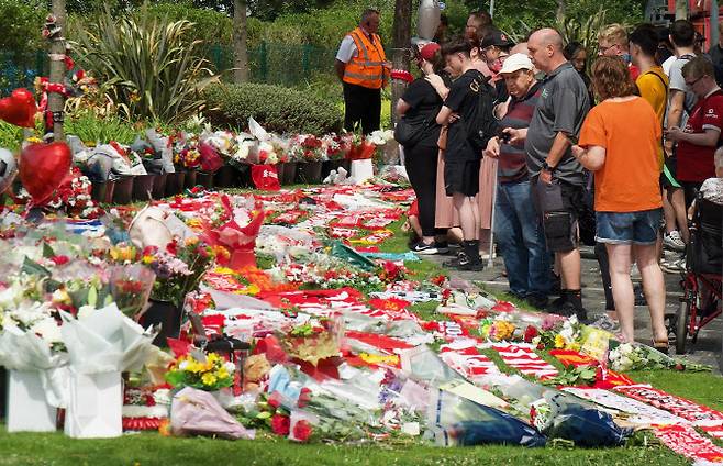 리버풀 홈구장 안필드 주변에 디오구 조타를 추모하는 꽃, 유니폼, 머플러 등이 놓여 있다. 사진=AFPBB NEWS