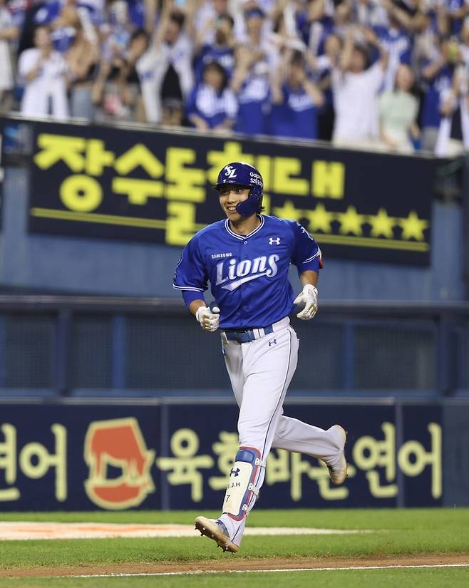 3일 서울 잠실구장에서 열린 두산 베어스와 경기에서 9회초 만루 홈런을 때려낸 뒤 그라운드를 도는 삼성 라이온즈 이재현