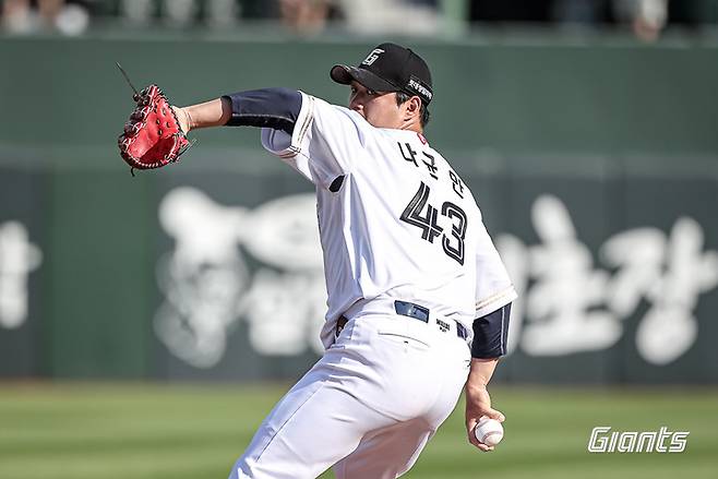 역투하는 나균안.