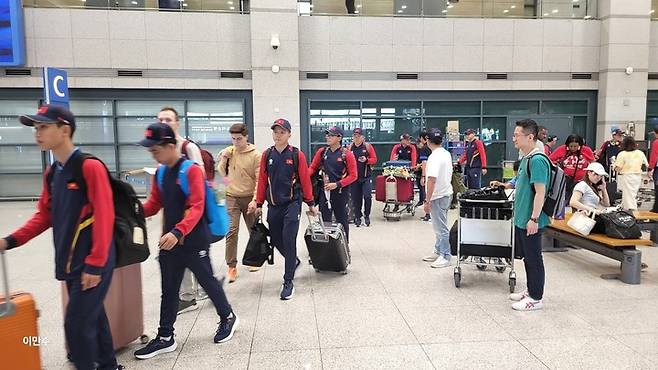 인천공항을 통해 입국하는 베트남 대표팀.
