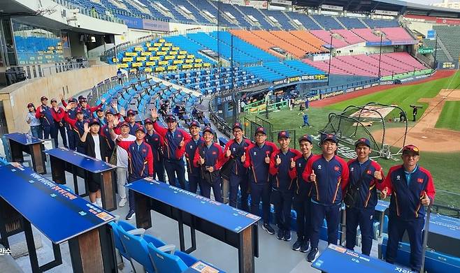 잠실야구장을 찾은 베트남 대표팀.