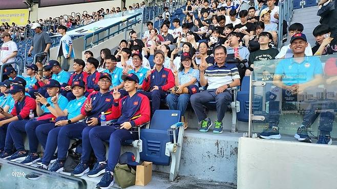 관중석에서 경기를 관람 중인 베트남 대표팀.