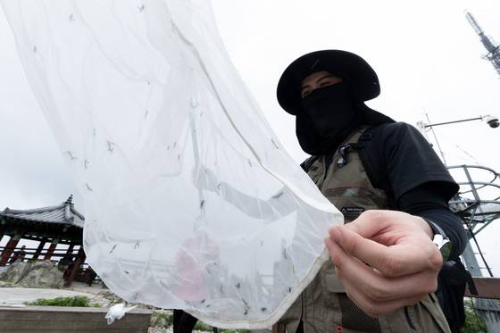 4일 환경부 및 소속기관 직원들이 인천 계양산을 중심으로 활동 중인 러브버그 성체를 제거하기 위해 송풍기와 포충망을 활용해 방제 작업을 하고 있다. 〈사진=환경부 제공〉