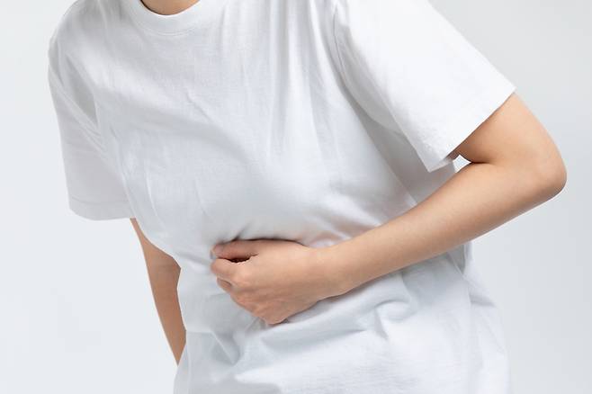식사 후 속이 더부룩하거나 가스가 차는 증상은 장 건강의 이상 신호일 수 있다. [사진= 게티이미지뱅크]