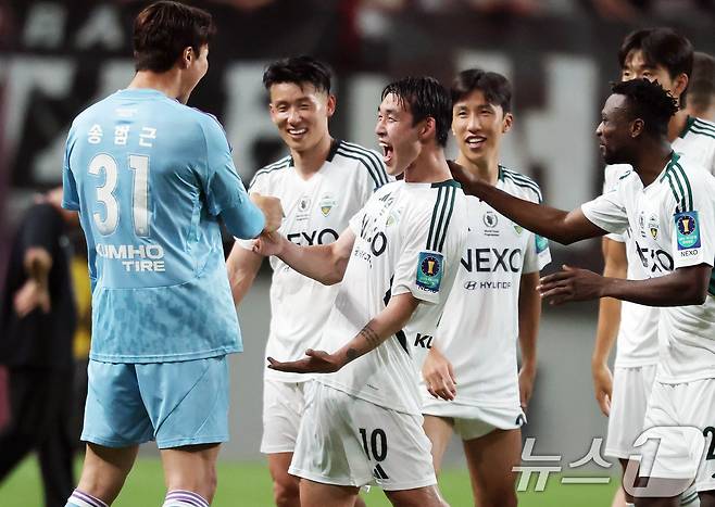 2일 오후 서울 마포구 서울월드컵경기장에서 열린 '2025 하나은행 코리아컵' 8강 FC서울과 전북현대의 경기에서 천금같은 결승골로 1-0 승리를 이끈 송민규가 경기 종료 후 동료들과 기쁨을 나누고 있다. 2025.7.2/뉴스1 ⓒ News1 오대일 기자