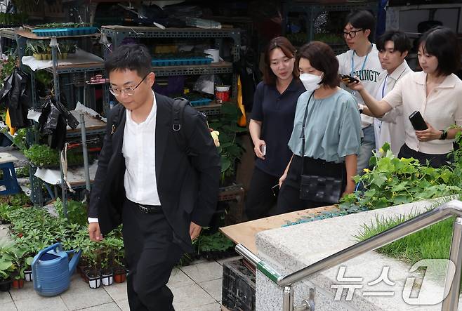 윤석열 전 대통령 배우자 김건희 여사 의혹을 수사하는 민중기 특별검사팀이 3일 오전 서울 종로구 삼부토건에 대한 압수수색을 위해 사무실로 향하고 있다. 2025.7.3/뉴스1 ⓒ News1 장수영 기자