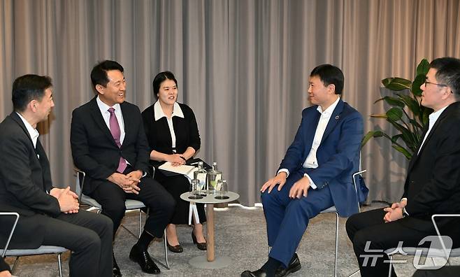 오세훈 서울시장이 2일(현지시간) 치홍탓 싱가포르 국가개발부 장관과 서울과 싱가포르의 주요 정책을 나누고 있다.(서울시 제공)