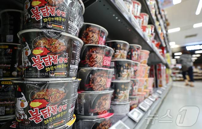 삼양식품의 올해 1분기 연결 기준 매출액 4863억 원, 영업이익 1024억 원을 기록할 것으로 전망된다. 사진은 22일 서울 시내 한 대형마트에 진열된 삼양식품의 불닭볶음면. 2025.4.22/뉴스1 ⓒ News1 김도우 기자