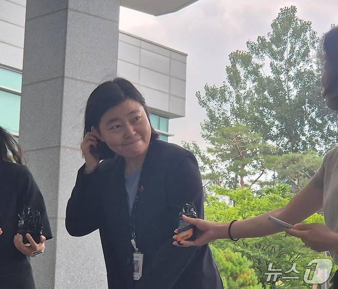 임은정 신임 서울동부지검장(51·사법연수원 30기)이 4일 첫 출근하며 취재진의 질문을 받고 있다. ⓒ 뉴스1 남해인 기자