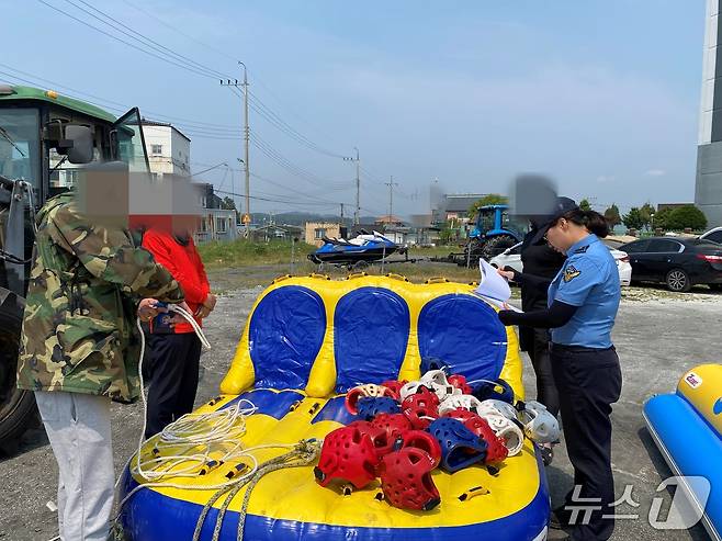 동력수상레저기구로 견인하는 레저기구 점검 중인 보령해경. (보령해경 제공. 재판매 및 DB금지)2025.7.4/뉴스1