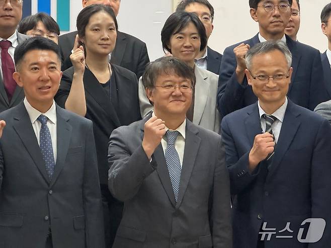 김태훈 신임 서울남부지검장(가운데)이 4일 서울 양천구 청사에서 열린 취임식에 참석한 모습.2025.7.4/뉴스1 ⓒ News1 권준언 기자