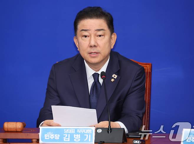 김병기 더불어민주당 대표 직무대행 겸 원내대표가 4일 오전 서울 여의도 국회에서 열린 최고위원회의에 참석해 모두 발언을 하고 있다. 2025.7.4/뉴스1 ⓒ News1 안은나 기자