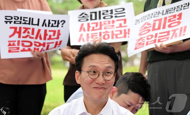 김민석 신임 국무총리가 첫 공식일정으로 4일 오전 서울 용산구 대통령실 앞 농민단체 항의 집회 현장을 찾아 농민들의 발언을 들으며 미소를 짓고 있다. (공동취재) 2025.7.4/뉴스1 ⓒ News1 김명섭 기자