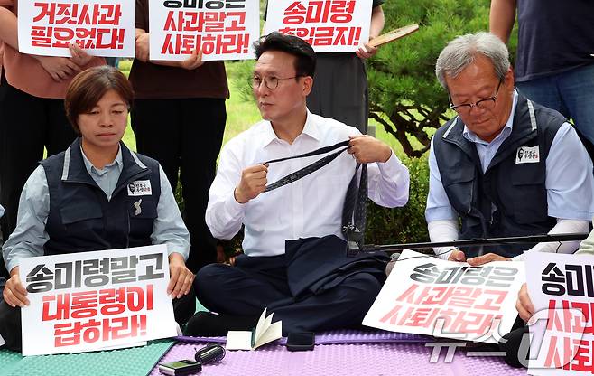 김민석 국무총리가 취임 후 첫 일정으로 4일 오전 서울 용산구 대통령실 앞에서 송미령 농림축산식품부 장관 유임 결정 철회를 촉구하며 항의 농성 중인 농민단체와 면담을 하고 있다. 2025.7.4/뉴스1 ⓒ News1 김명섭 기자