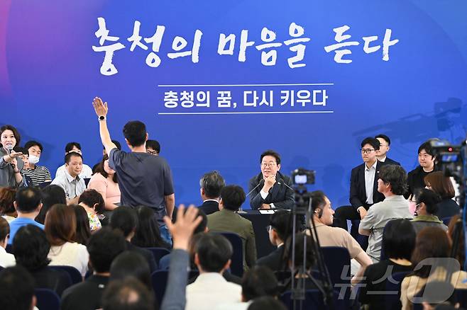 이재명 대통령이 4일 대전컨벤션센터에서 타운홀 미팅 형식으로 열린 '국민소통 행보 2탄, 충청의 마음을 듣다'에서 질문을 받고 있다. (대전충남사진공동취재단) 2025.7.4/뉴스1 ⓒ News1 김기태 기자